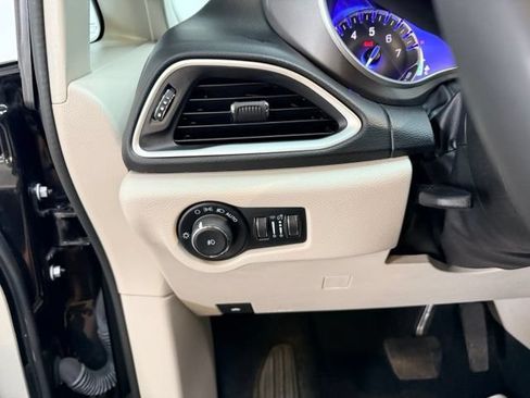Used 2024 Chrysler Pacifica Touring-L FWD image 17