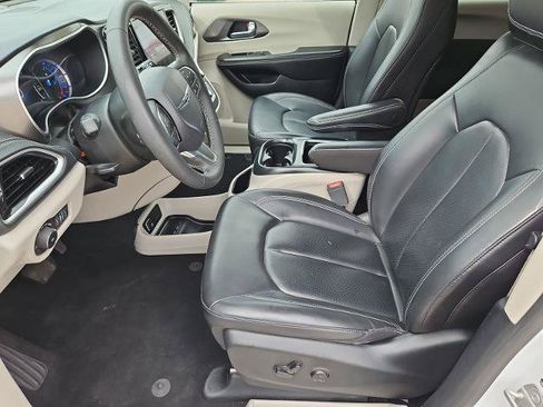 Used 2023 Chrysler Pacifica Touring-L FWD image 18