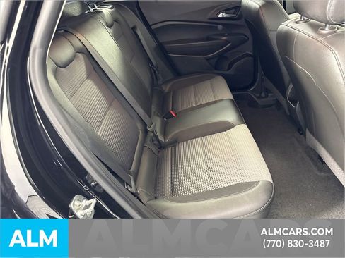 Used 2025 Chevrolet Trax LT w/ LT Convenience Package image 18