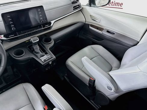 Used 2023 Toyota Sienna XLE w/ XLE Plus Package FWD image 26
