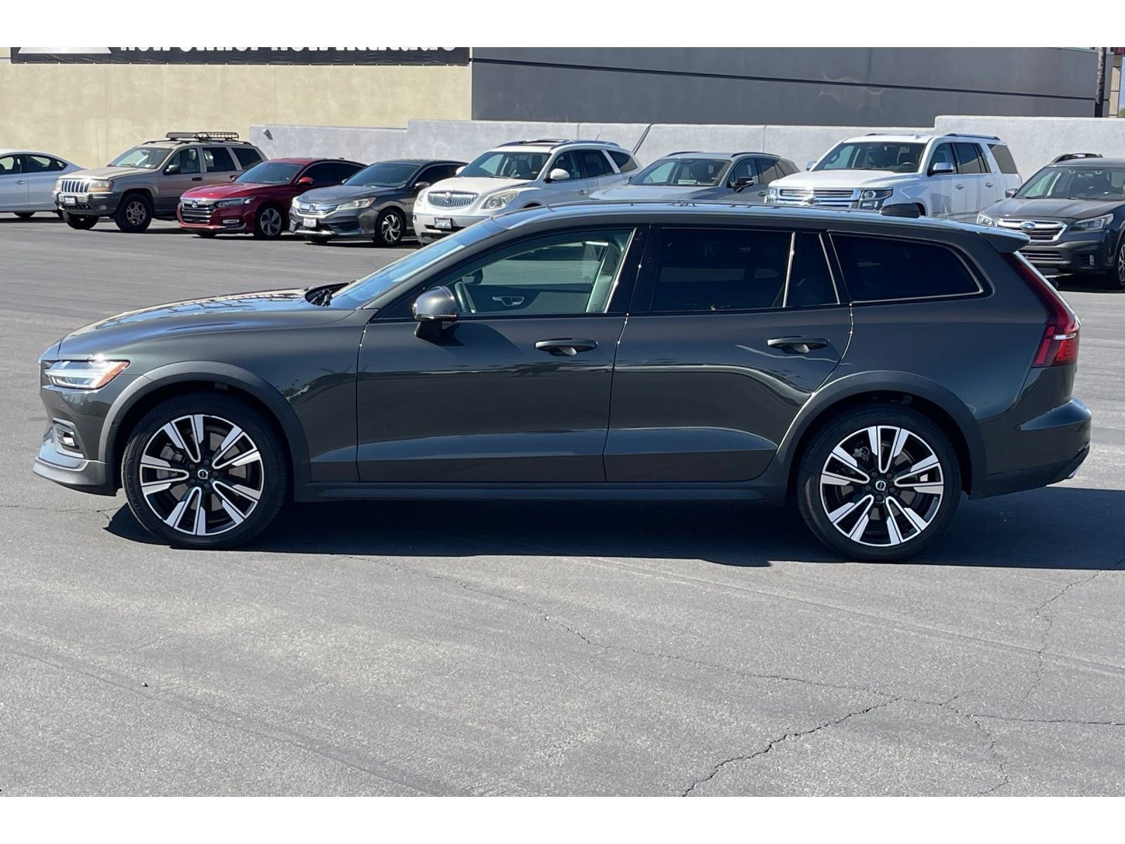 Used 2022 Volvo V60 T5 Cross Country w/ Advanced Package AWD/4WD image 2