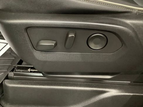 Used 2023 GMC Yukon XL SLT image 13