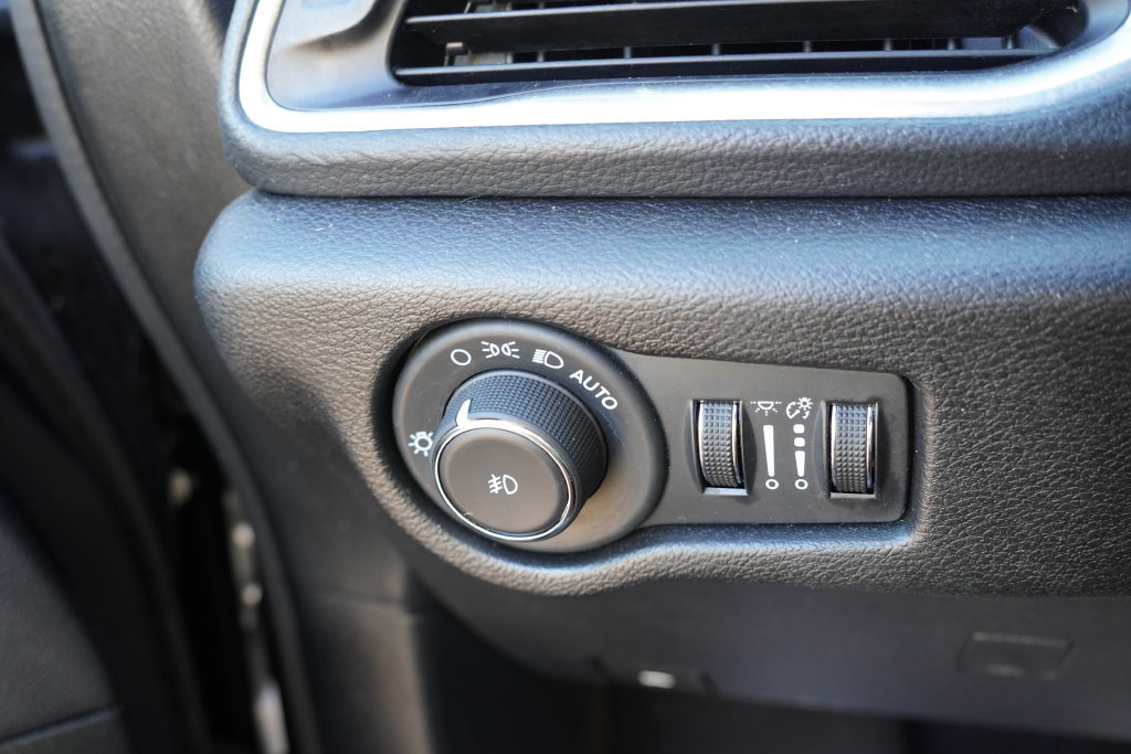 Used 2024 Chrysler Pacifica Premium FWD image 29