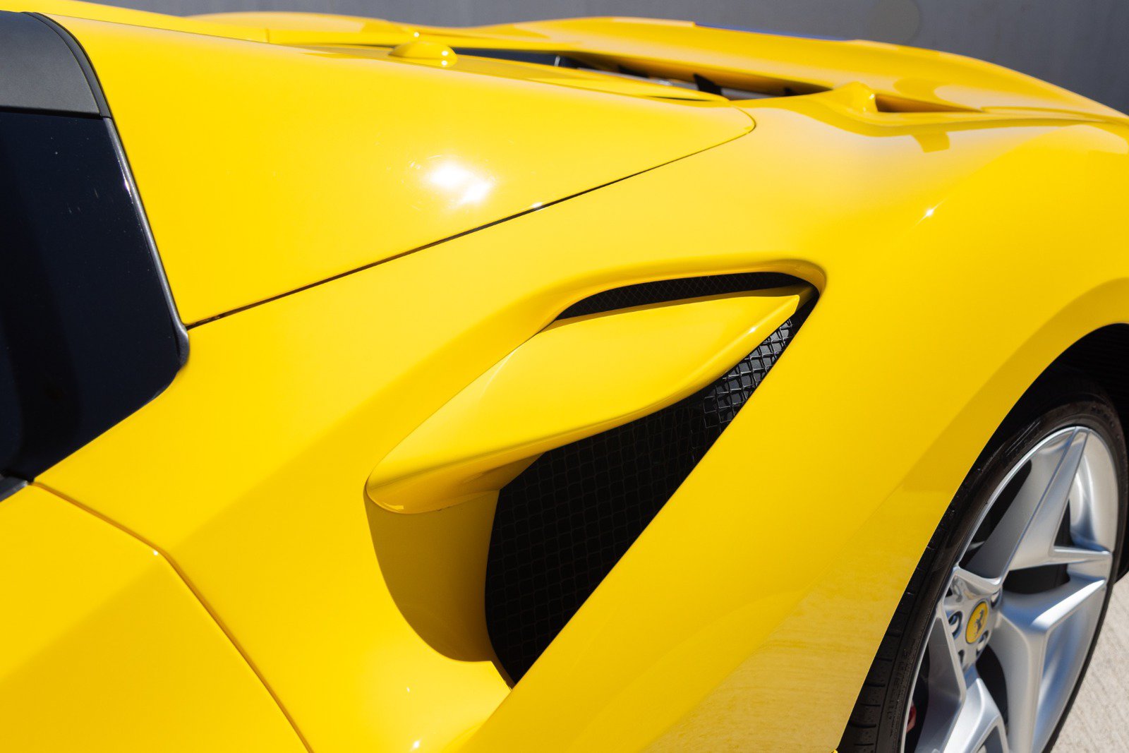 Used 2022 Ferrari F8 Tributo RWD image 18