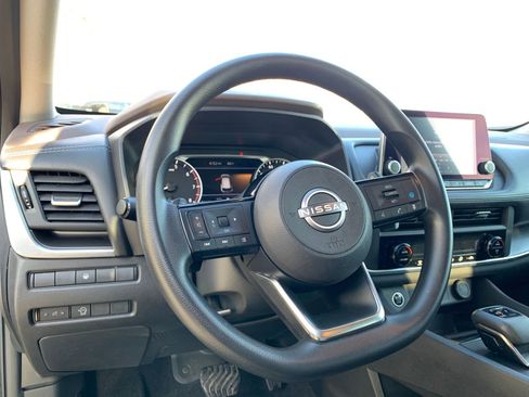 Used 2023 Nissan Rogue SV image 34