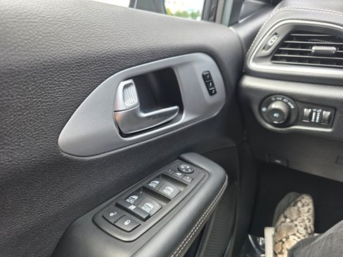 Used 2025 Chrysler Pacifica Limited FWD image 19