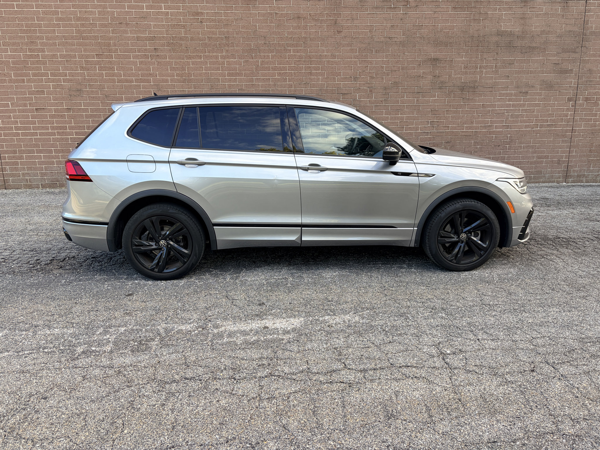 Used 2023 Volkswagen Tiguan SE R-Line FWD image 6