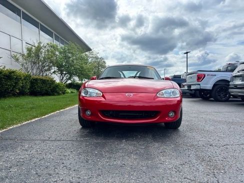 Used 2002 MAZDA MX-5 Miata RWD image 2