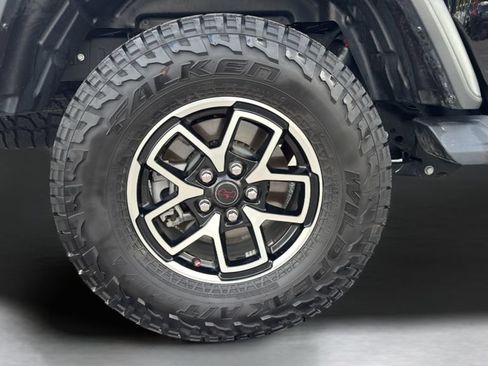Used 2025 Jeep Gladiator Rubicon w/ Convenience Group AWD/4WD image 24
