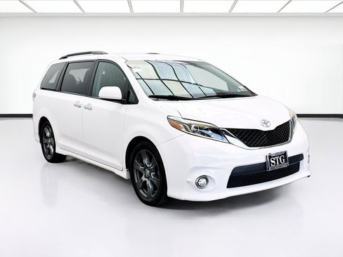 Used 2017 Toyota Sienna SE FWD image 3
