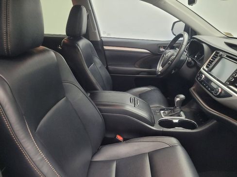 Used 2017 Toyota Highlander XLE w/ Carpet Mat Package image 21