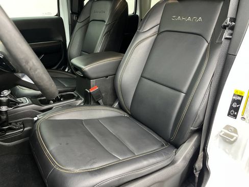 Used 2024 Jeep Wrangler Unlimited Sahara AWD/4WD image 19