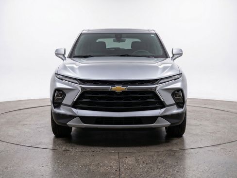 Used 2025 Chevrolet Blazer LT FWD image 2