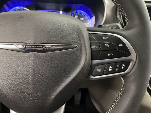 Used 2024 Chrysler Pacifica Touring-L FWD image 21