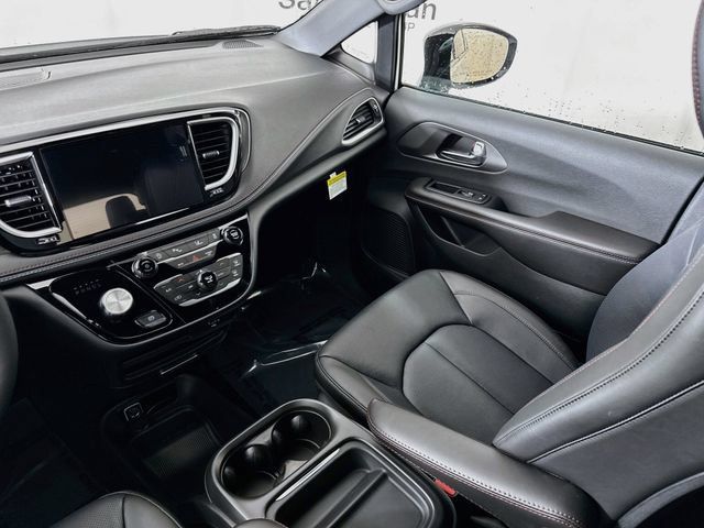 New 2027 Chrysler Pacifica Select AWD/4WD image 21