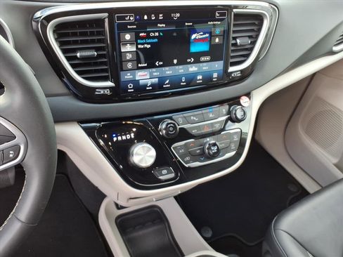 Used 2024 Chrysler Pacifica Touring-L image 20