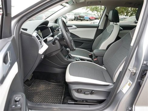 Certified 2025 Volkswagen Taos SE image 13