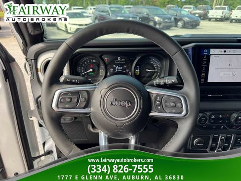 Used 2025 Jeep Wrangler Unlimited Sahara w/ Safety Group AWD/4WD image 17