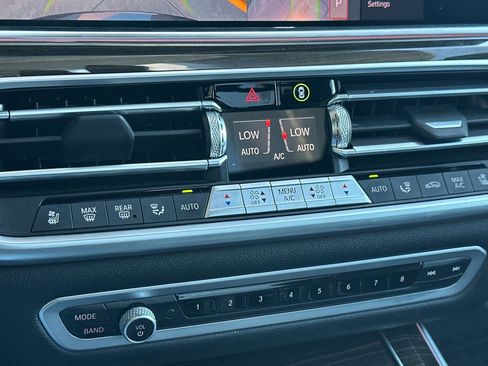 Used 2020 BMW X5 M50i image 23