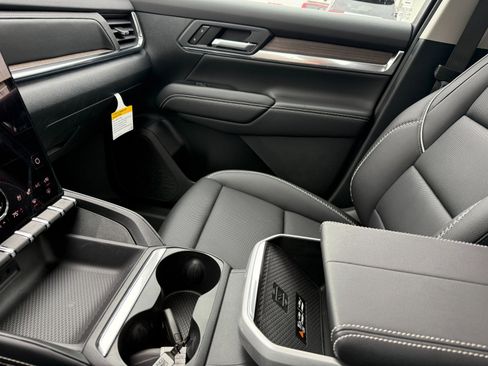 New 2026 GMC Terrain Denali w/ LPO, Floor Liner Package image 32