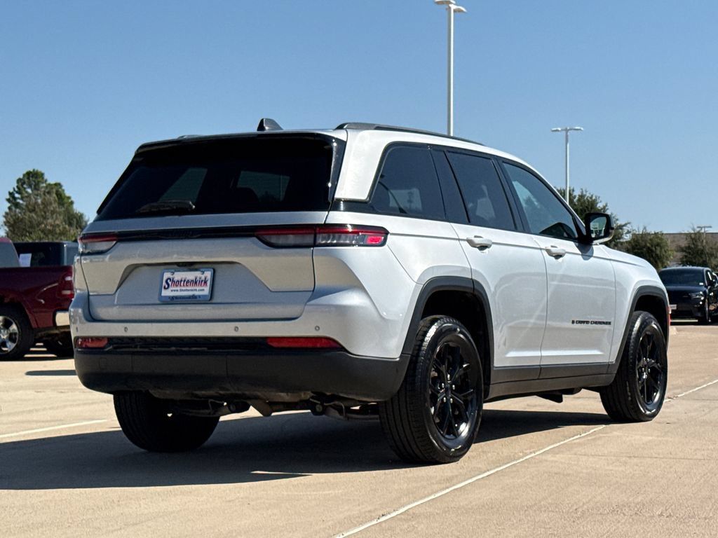 Used 2024 Jeep Grand Cherokee Altitude RWD image 8