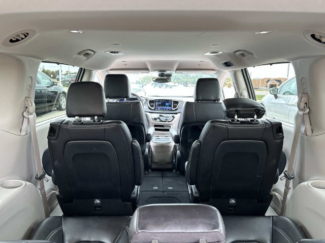 Used 2024 Chrysler Pacifica Touring-L FWD image 14