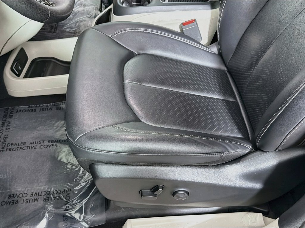 Used 2024 Chrysler Pacifica Touring-L FWD image 18
