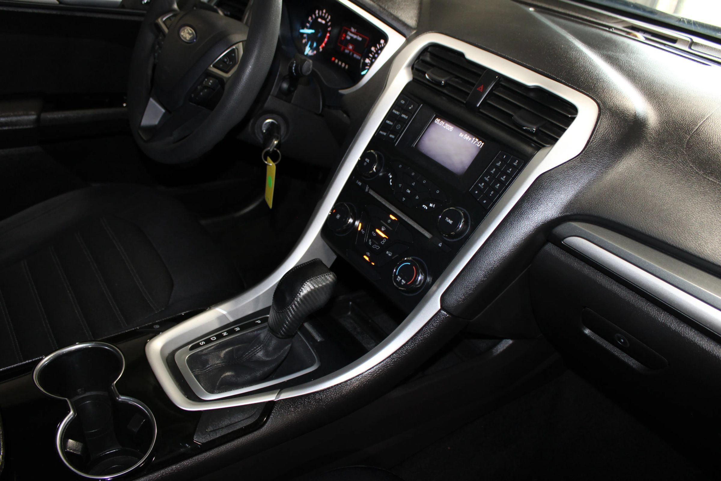 Used 2014 Ford Fusion SE FWD image 25