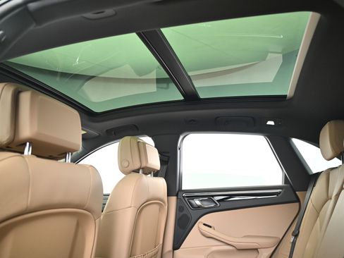 Used 2025 Porsche Macan image 33