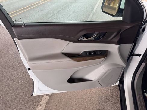 Used 2022 GMC Acadia SLE image 10