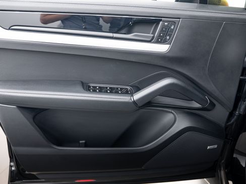 Certified 2025 Porsche Cayenne Coupe AWD/4WD image 14