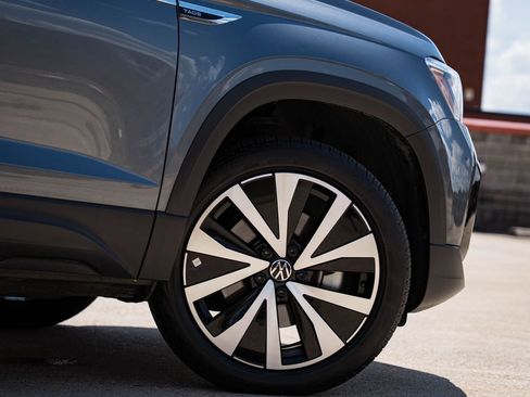 Certified 2023 Volkswagen Taos SE FWD image 7