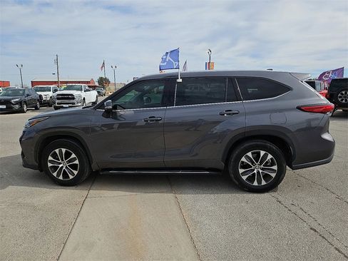 Used 2021 Toyota Highlander XLE image 2
