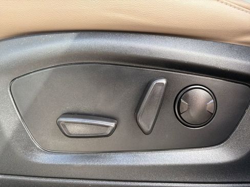 Used 2022 Ford Explorer XLT w/ Equipment Group 202A image 8