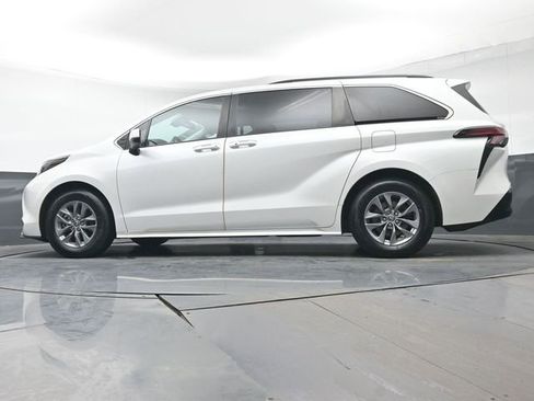 Used 2022 Toyota Sienna XLE image 36