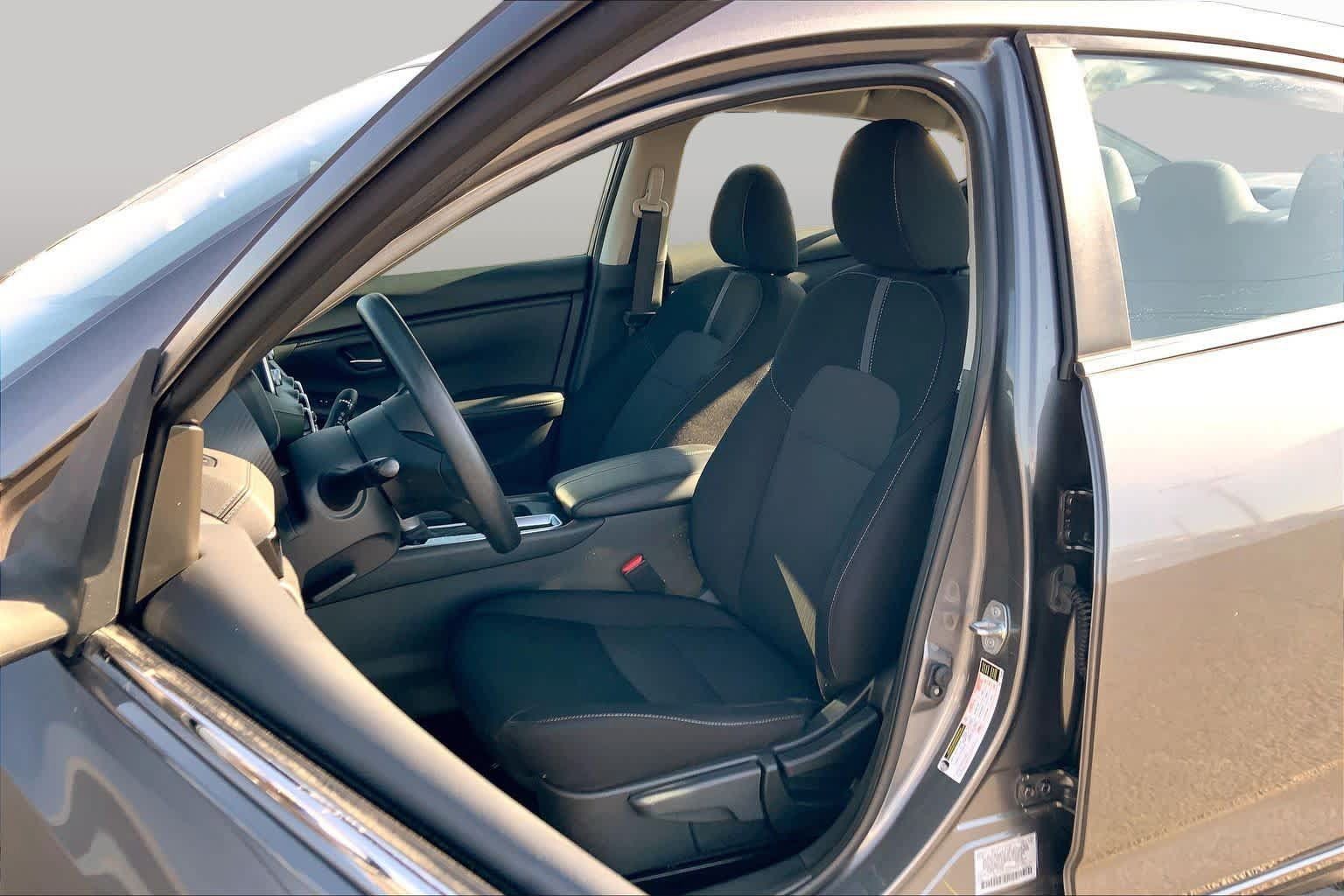 Used 2025 Nissan Sentra SV FWD image 8