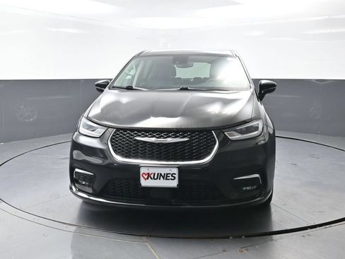 Used 2024 Chrysler Pacifica Touring-L FWD image 7