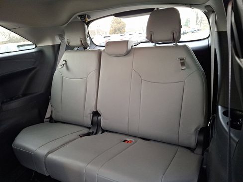 Certified 2025 Toyota Sienna XLE image 10
