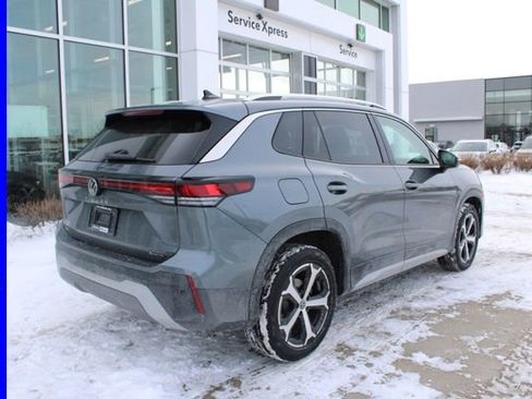 Used 2025 Volkswagen Tiguan SE image 6