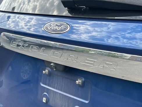 Used 2022 Ford Explorer XLT w/ Equipment Group 202A RWD image 9