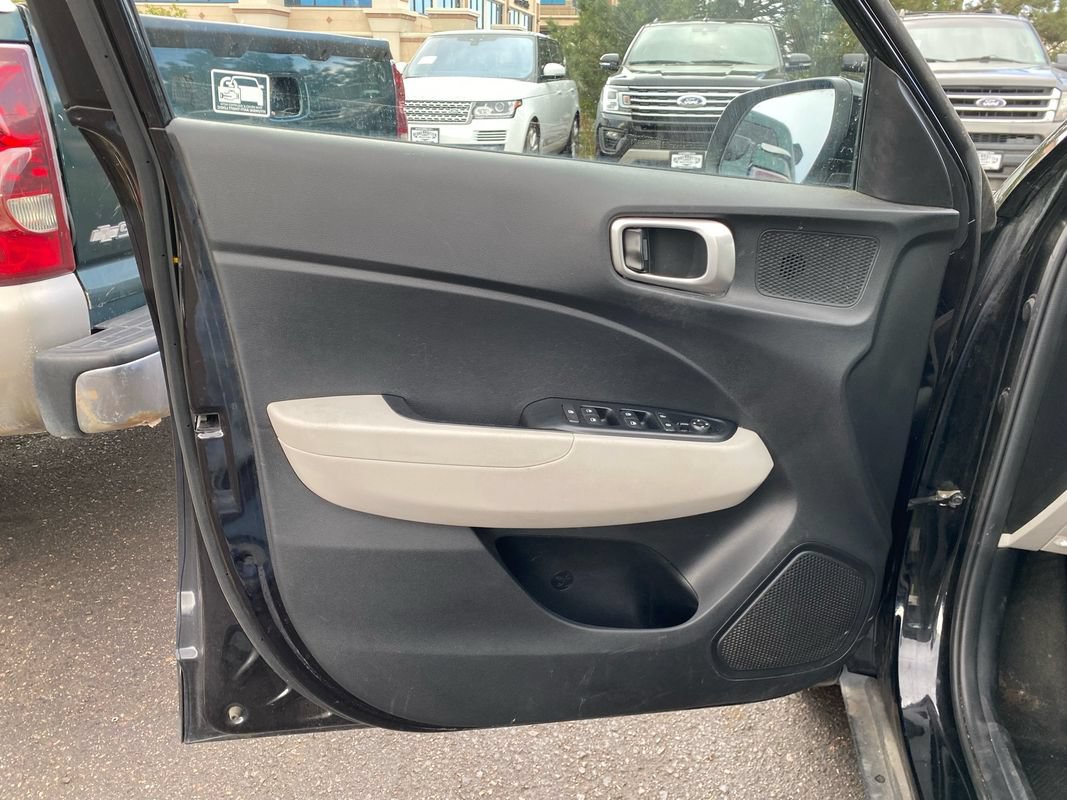Used 2021 Hyundai Venue SEL FWD image 13