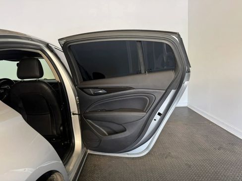 Used 2018 Buick Regal Essence FWD image 27