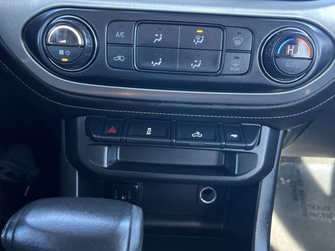 Used 2020 GMC Canyon SLE w/ SLE Convenience Package image 8