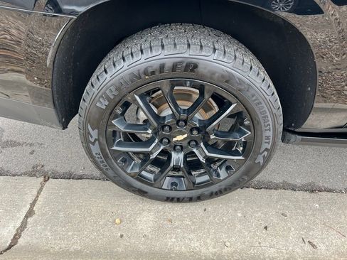 Used 2023 Chevrolet Suburban High Country w/ Premium Package 2 image 10