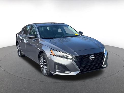 Used 2025 Nissan Altima 2.5 SV image 2