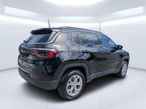 Used 2024 Jeep Compass Latitude image 3