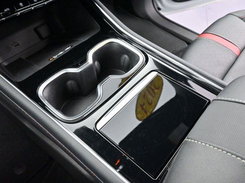 Used 2024 Chevrolet Traverse RS image 28