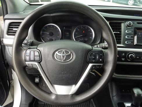 Used 2019 Toyota Highlander LE w/ Protection Package #3 AWD/4WD image 5