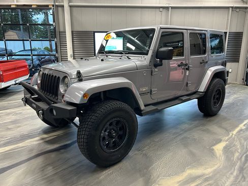 Used 2013 Jeep Wrangler Unlimited Sahara w/ Connectivity Group AWD/4WD image 30