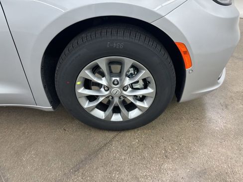 New 2026 Chrysler Pacifica Limited image 13